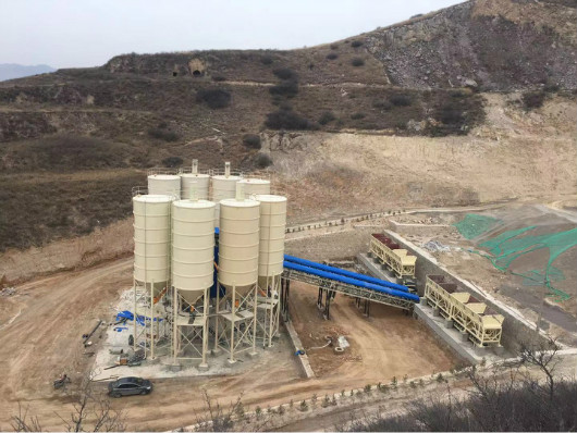 双HZS120混凝土搅拌站坐落山西大山中